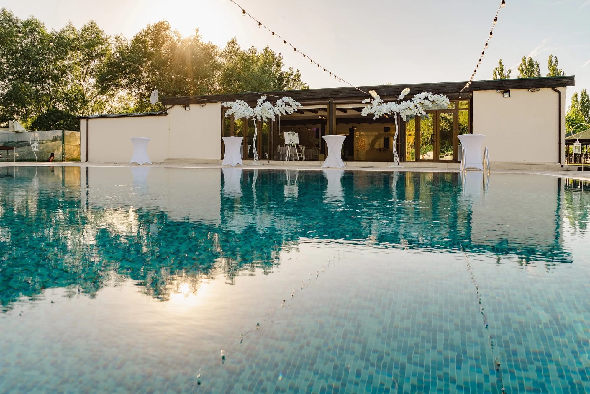 Salonul Iv By the Lake